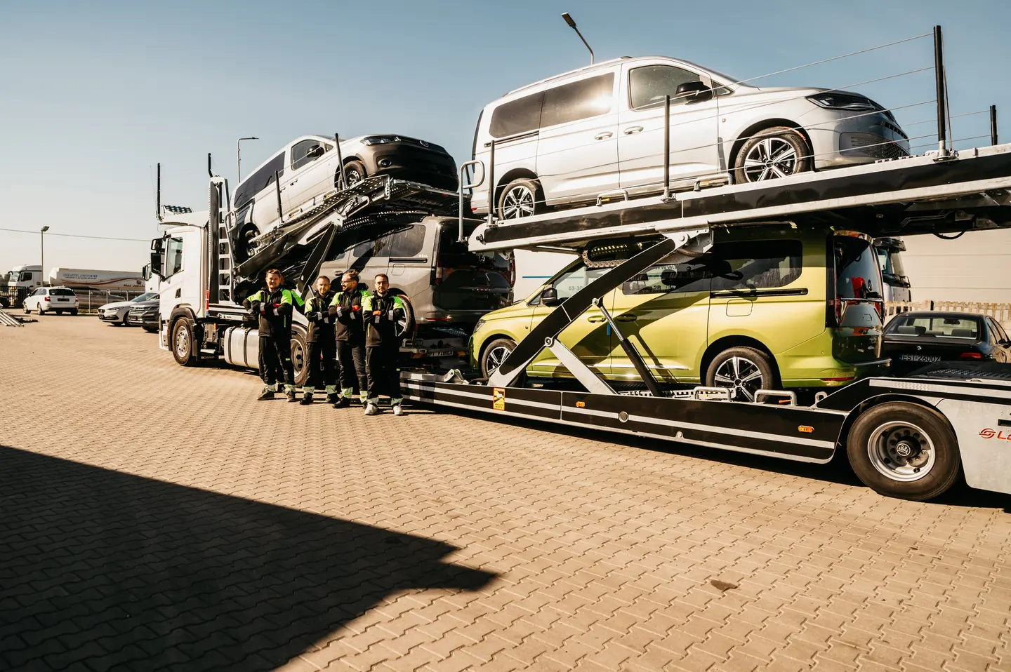 Zespół Guess Polska przy załadowanym autotransporterze