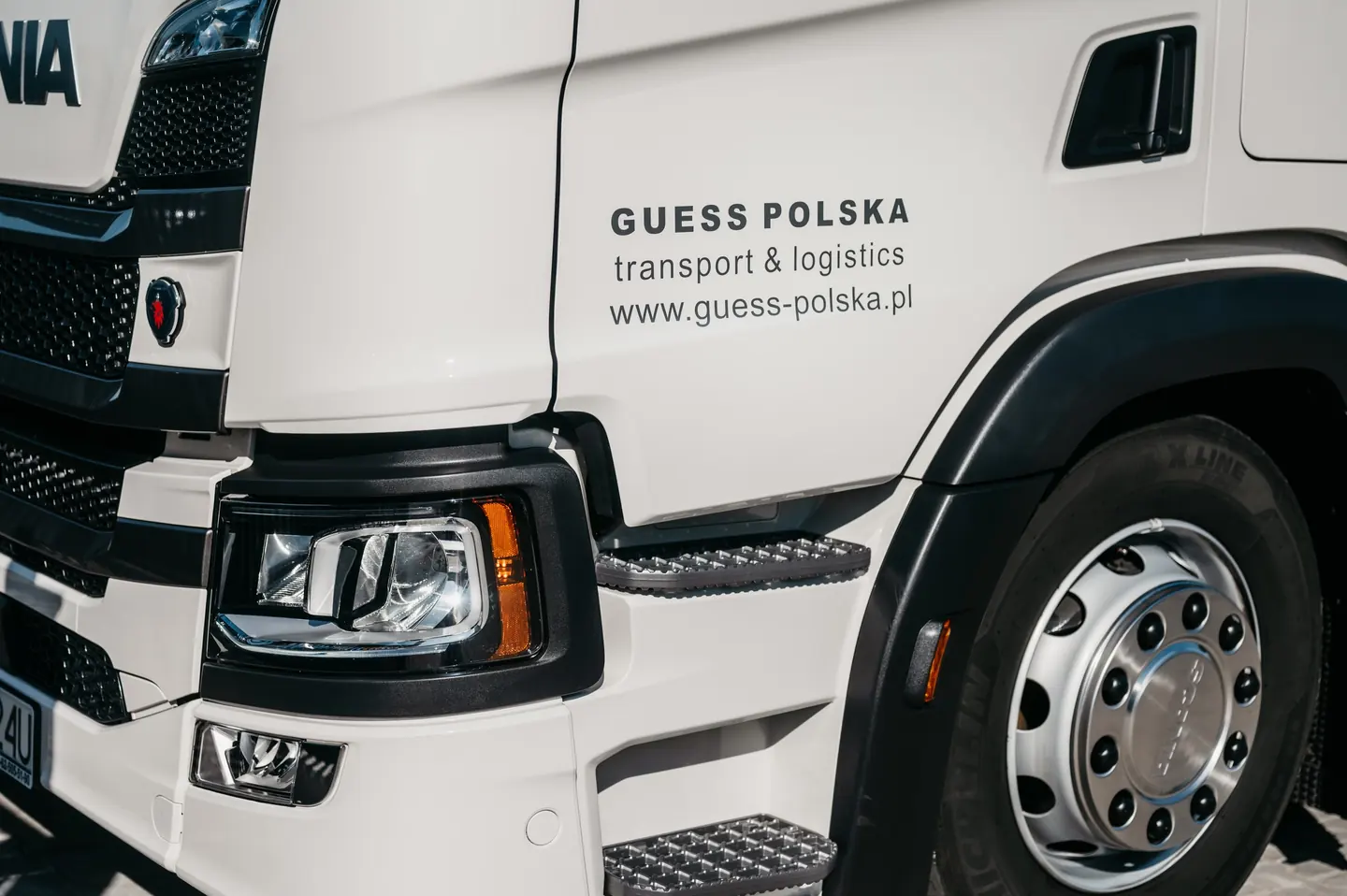 Oznakowanie Guess Polska na kabinie autotransportera