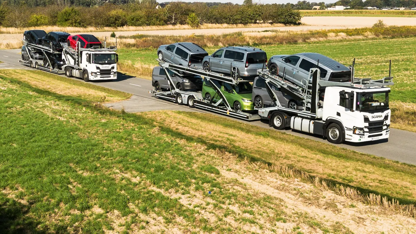 Dwa załadowane autotransportery Guess Polska widziane z góry