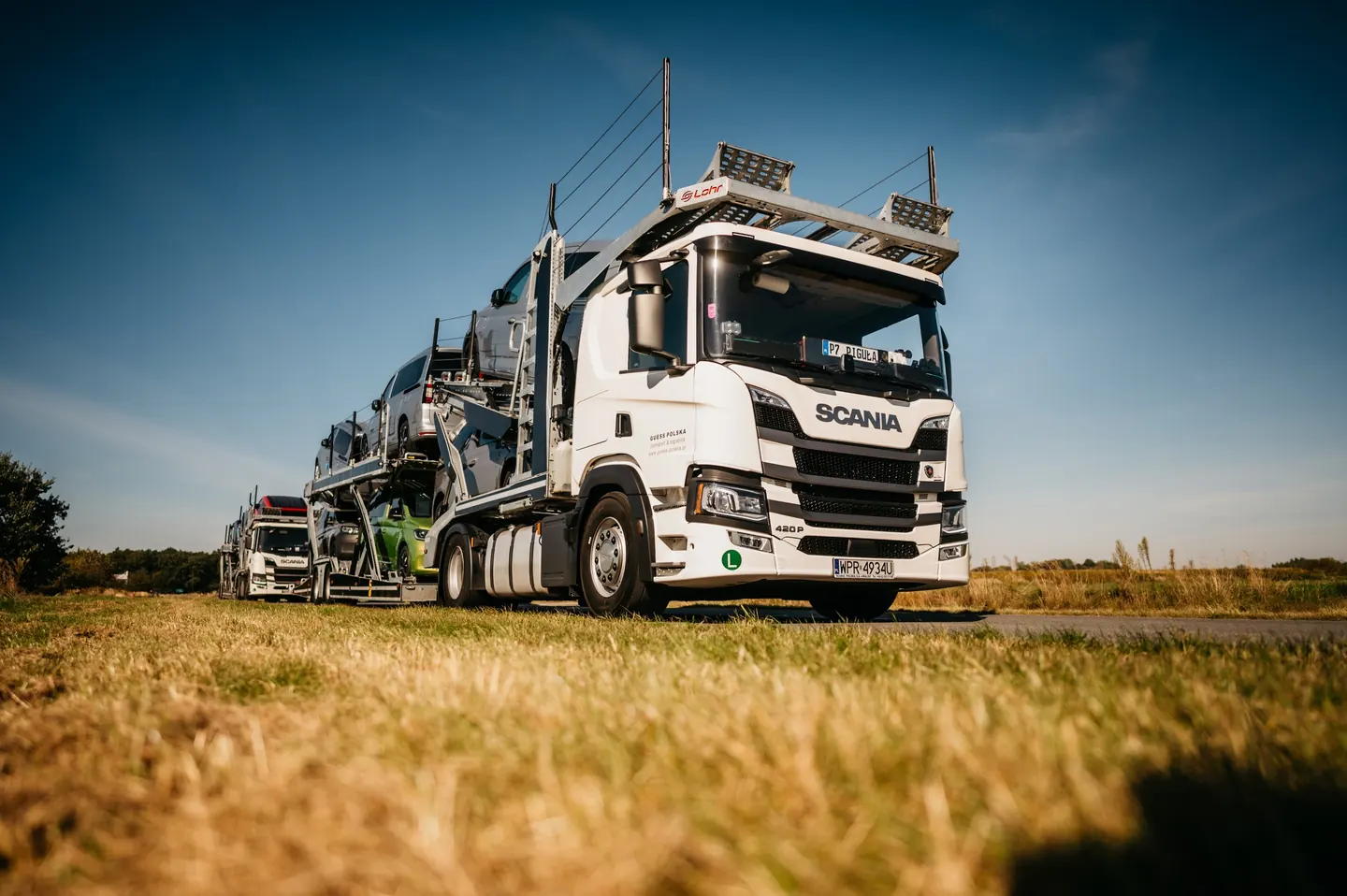 Załadowane autotransportery Guess Polska na trasie