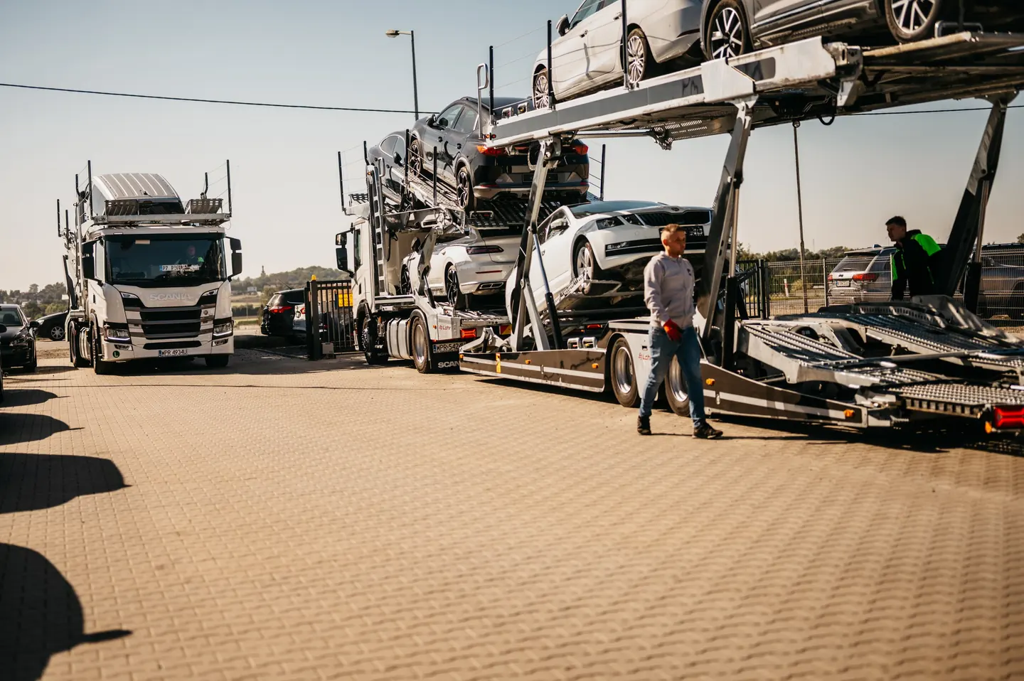 Plac operacyjny z autotransporterami i pracownikami Guess Polska