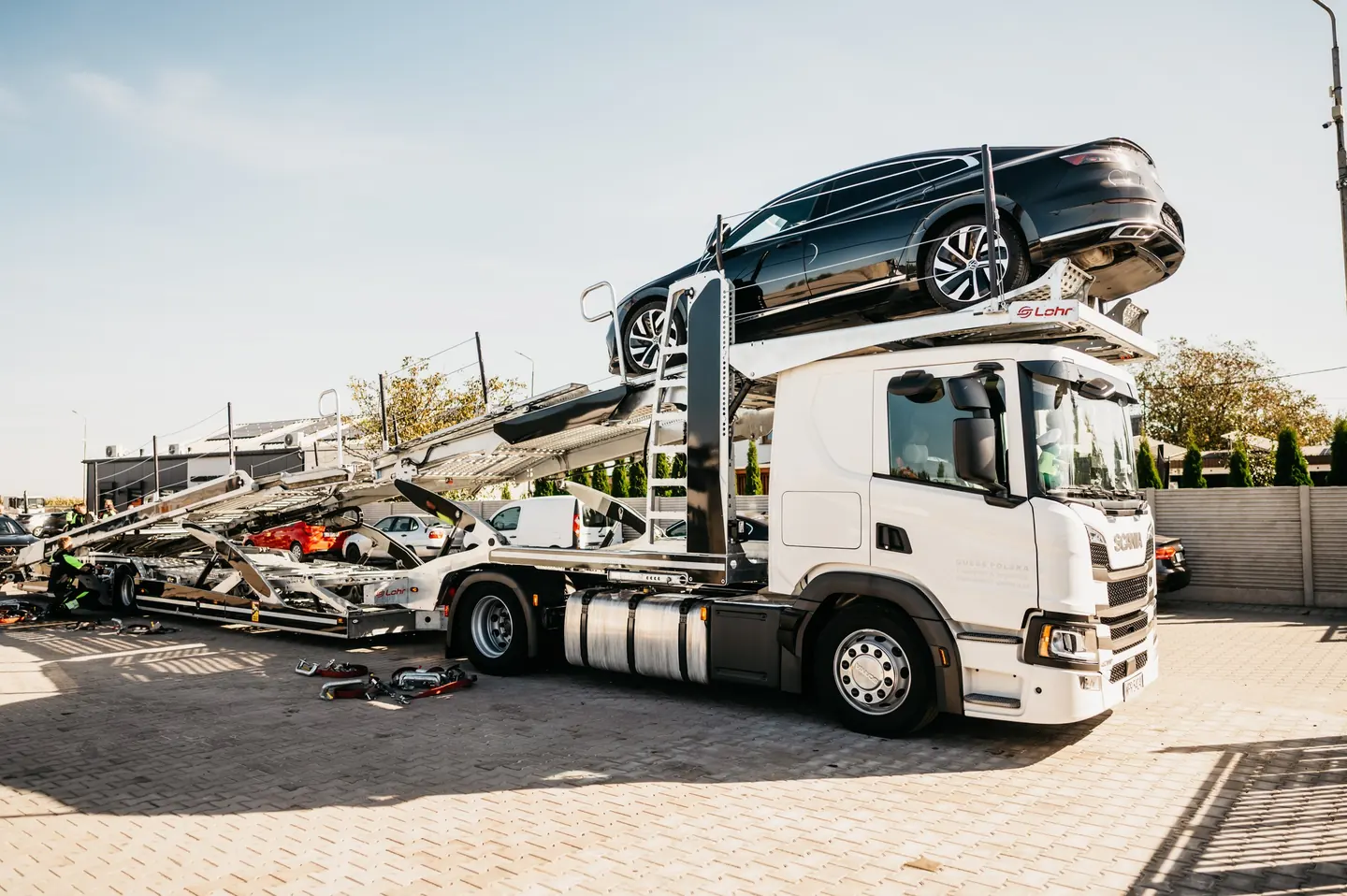 Autotransporter Guess Polska przygotowany do przewozu samochodów