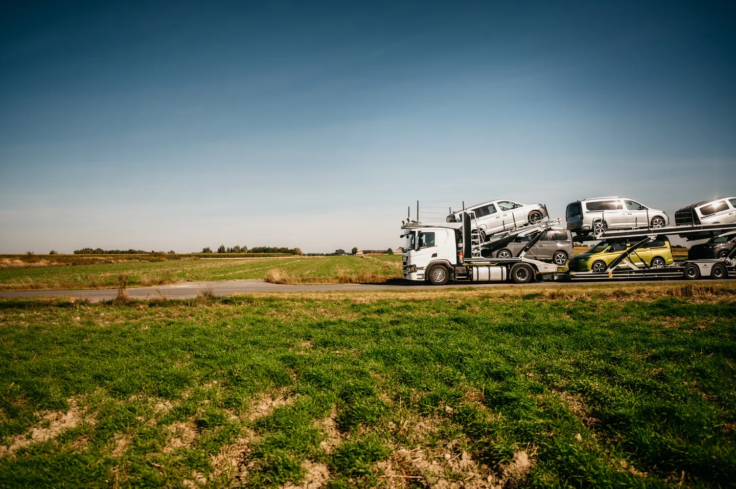 Załadowany autotransporter Guess Polska na trasie